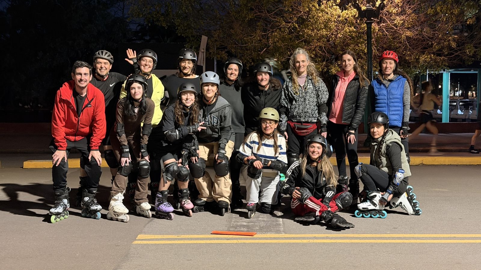 Grupo de Comarca Rollers con cascos, de noche