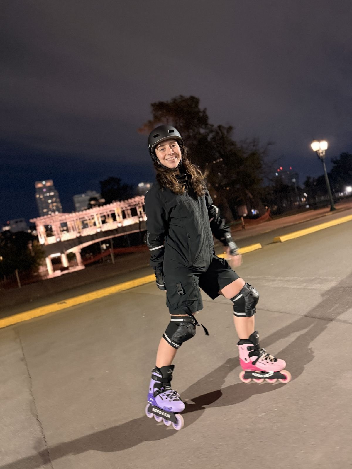 Patinadora sonriendo de noche